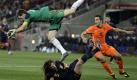 Spektakuläre Flugeinlage: Spaniens Torhüter Iker Casillas prallte bei einer Rettungsaktion mit seinem Mitspieler Carles Puyol zusammen. Foto: ap