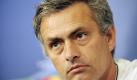 Mit 0:2 verliert des Team inMadrid. Gefeierter Mann ist van Gaals früherer Zögling José Mourinho.Van Gaal schmerzt die Niederlage lange. Er betont noch Monate später, dass es immer einfacher sei, mit einer defensiven Taktik zu gewinnen als mit der von ihm bevorzugten offensiven Taktik. Foto: dpa