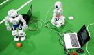 Roboter werden bei den RoboCup German Open 2010 in Magdeburg zum Wettkampf mit spezieller Software bespielt. Insgesamt 280 Teams nehmen an den neunten und bisher größten RoboCup German Open teil. Bis Sonntag werden Wettkämpfe der künstlichen Intelligenzen ausgetragen. Die besten Teams qualifizieren sich für die RoboCup-Weltmeisterschaft vom 19. bis 25. Juni 2010 in Singapur. Foto: dpa