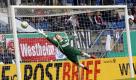 Machtlos: Bielefelds Torwart Patrick Platins kann dem Schuss von Nürnbergs Markus Feulner nur hinterherschauen. Feulner traf zur zwischenzeitlichen 2:1-Führung. Der Bundesligist lag 0:1 zurück, siegte aber letztlich souverän mit 5:1. Foto: dapd