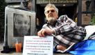 Der einstige Millionär Klaus F. Schmidt liegt im Eingang zur Spielbank in Bad Zwischenahn (Kreis Ammerland). Mit Koffer, Schlafsack, Wecker und Zahnbürste kämpft der Spielsüchtige mit dieser Protestaktion gegen das Glückspielsystem und fordert mehr Schutz für süchtige Zocker. Laut Infoschild verlor Schmidt auch in diesem Casino einen Teil seines Vermögens. Innerhalb von nur zwei Jahren hat Klaus Schmidt fünf Millionen Euro verspielt, weswegen ihm nun die Obdachlosigkeit droht und er dem deutschen Glücksspielmonopol den Kampf angesagt hat. Foto: dpa