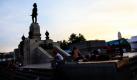 Thailändische Regierungsgegner schlafen neben der Statue des früheren Königs Rama VI. in Bangkok. Noch immer scheint kein Ende der seit Wochen anhaltenden Regierungskrise in Sicht. Foto: ap