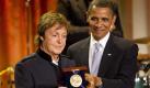 Vorspann: 	
Text: 	

Washington (dpa) - Große Ehre für Sir Paul: Aus den Händen von US-Präsident Barack Obama hat der britische Popmusiker Paul McCartney (67) eine Auszeichnung für sein Lebenswerk erhalten.

Der Ex-Beatle ist jetzt auch Träger des Gershwin-Preises, vergeben von der weltgrößten Bibliothek «Library of Congress» in Washington. Gekrönt wurde die Preisverleihung am Mittwochabend (Ortszeit) von einem Konzert im prächtigen Ostraum des Weißen Hauses - mit Obama als Zuschauer und einem großen Staraufgebot.

Bei dem glamourösen Abend im Präsidenten-Wohnsitz stimmten Musik-Berühmtheit legendäre Hits von McCartney an - unter ihnen der Soulstar Stevie Wonder, die Country-Sängerin Faith Hill und die Teeniehelden Jonas Brothers. Amerikas Top-Komiker Jerry Seinfeld hielt eine gewitzte Laudatio.

Die Kongressbibliothek, eine traditionelle US-Kulturinstitution, begründete die Auszeichnung für McCartney mit seiner großen musikalischen Bandbreite und seinem sozialen Engagement. Er habe nicht nur fünf Jahrzehnte lang als Sänger, Gitarrist und Komponist überzeugt, sondern mit seinen humanitären Aktivitäten in der ganzen Welt bleibenden Eindruck hinterlassen, hieß es.

Die Auszeichnung ist nach den Komponisten George Gershwin («Porgy and Bess») und seinem Bruder Ira benannt. Sie ehrt das Lebenswerk von Songschreibern und Komponisten, die es schaffen, Zuhörer über viele Stile hinweg für Musik zu begeistern. Die Kongressbibliothek besitzt eine bedeutende Sammlung von Gershwins Manuskripten. McCartney ist der dritte Preisträger. Im Jahr 2007 hatte ihn als erstes Paul Simon erhalten, im vergangenen Jahr ging er an Stevie Wonder. Foto: dpa