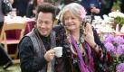 Rob (Rob Schneider) hat die New-Age-Bewegung für sich entdeckt und dazu seine Liebe zu einer deutlich älteren Frau. Die Freunde reagieren verstört auf Küsse des ungleichen Paars, können aber kaum glauben, wie attraktiv Robs Tochter ist. Foto: Sony