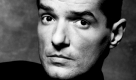 ARCHIV - Der österreichische Popstar Falco (undatiertes Archivfoto). Elf Jahre nach Falcos Tod sind unveröffentlichte Lieder des Sängers aufgetaucht, darunter der dritte Song seiner 'Jeanny'-Trilogie. Die Songs seien im Archiv eines Frankfurter Tonstudios gefunden worden, berichtete die 'Bild am Sonntag' (Ausgabe vom 15.11.2009). Mit seinem Song 'Jeanny' hatte der österreichische Musiker 1995 einen Skandal ausgelöst, weil sich aus den Zeilen die Verherrlichung von Vergewaltigungen deuten ließ. Mit 'Coming Home' auf dem Album 'Emotional' folgte Teil zwei. 1998 starb Falco bei einem Verkehrsunfall. Foto: Jörg Schmitt (zu dpa 0066 vom 15.11.2009) +++(c) dpa - Bildfunk+++ Foto: dpa