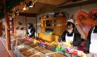 Und selbstverständlich fehlen auch die zahlreichen Leckereien nicht: Verschiedene gebrannte Mandeln, kandierte Äpfel, Schokofrüchte, Lebkuchen, süße Langós, Poffertjes, Krapfen ... Foto: Berliner Weihnachtszeit