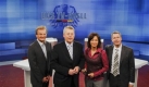 ** WIEDERHOLUNG MIT ALTERNATIVEM BILDAUSSCHNITT ** Die Moderatoren Frank Plasberg, Peter Limbourg, Maybrit Illner und Peter Kloeppel, von links, posieren am Freitag, 11. September 2009, in der Studiodekoration fuer die Fernsehsendung Das TV-Duell.  Vor der Bundestagswahl am 27. September 2009 stellen sich Bundeskanzlerin Angela Merkel von der CDU und ihr Herrausforderer von der SPD, Bundesaussenminister Frank-Walter Steinmeier, am Sonntag, 13. September 2009, den Fragen der der Moderatoren. (AP Photo/Markus Schreiber) --- TV hosts Frank Plasberg, Peter Limbourg, Maybrit Illner and Peter Kloeppel, from left, pose in a television studio in Berlin, Germany, Friday, Sept. 11, 2009, prior to a TV debate between Chancellor Angela Merkel and Foreign Minister Frank-Walter Steinmeier taking place here on Sunday.  (AP Photo/Markus Schreiber) Foto: ap