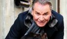 Fritz Wepper streichelt seinen Hund Aron. Foto: dpa