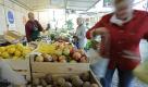 Wochenmarkt: Das Flair ist besser als im Supermarkt, das Gemüse nicht unbedingt. Foto: ddp
