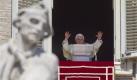 Pope Benedict XVI delivers his blessing during the noon Angelus prayer he celebrated from the window of his studio overlooking St. Peter's square at the Vatican, Sunday, April 3, 2011. (AP Photo/Andrew Medichini) Foto: ap