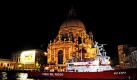 Ein Löschboot wird vor der Kirche Santa Maria della Salute in Venedig vertäut. Bei einem Brand nahe der Kirche musste die Feuerwehr anrücken. Der Schaden hielt sich in Grenzen, jedoch wurde durch das Löschwasser das Tizian-Gemälde David und Goliath beschädigt. Foto: ap