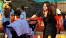 Kneift da etwa die Unterwäsche? Schauspielerin Jessica Alba war mit ihrer Tochter Haven beim Pumpkin Patch in Los Angeles unterwegs. Die Kürbis-Saison beginnt soeben in den USA und auch Alba war auf Kürbissuche als auf einmal scheinbar der Po juckte. Foto: dapd