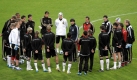 Joachim Löw spricht im Training vor dem Spiel gegen die Elfenbeinküste zum Team. Foto: dpa