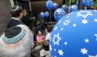 Kinder und Erwachsene halten am Montag (03.09.2007) zur Eröffnung des jüdischen Kindergartens in Hannover Luftballons mit aufgedruckten Davidsternen in den Händen. Der nach Gemeindeangaben erste jüdische Kindergarten in Niedersachsen wurde in Hannover eröffnet. Die Kindertagesstätte mit dem hebräischen Namen «Tamar», auf Deutsch Palme, sei für Kinder aller Religionen geöffnet. Foto: Peter Steffen dpa/lni (zu lni 4198) +++(c) dpa - Bildfunk+++

 Foto: dpa
