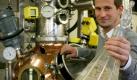 Benzin aus alten Brötchen - ebenfalls eine Alternative. «In Deutschland wird jährlich ein Überschuss von 600.000 Tonnen Brot produziert», sagt Timo Broeker vom Institut für Lebensmitteltechnologie der Hochschule Ostwestfalen-Lippe. Deshalb vergärt er die Stärke der Abfälle zu Bioethan. «Es funktioniert auch mit Pizza, Cornflakes und Torte», sagt Broeker. Der Umweltverband BUND ist allerdings skeptisch und hält die Ethanol-Herstellung für zu energieaufwändig. Foto: dpa