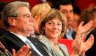 RCHIV - Der Kandidat von SPD und Grüne für das Amt des Bundespräsidenten, Joachim Gauck (l), am Dienstag (22.06.2010) im Deutschen Theater in Berlin, rechts seine Lebensgefährtin, Daniela Schadt (Foto vom 22.06.2010). Die 50-Jährige ist Leitende Politikredakteurin bei der 'Nürnberger Zeitung' und seit zehn Jahren fest an der Seite des früheren Leiters der Stasi-Unterlagenbehörde. Foto: Wolfgang Kumm dpa (zu dpa-Korr-Bericht: 'Die Frau an Gaucks Seite' vom 25.06.2010) +++(c) dpa - Bildfunk+++
pixel Foto: dpa