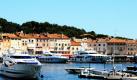 Ein Blick auf einen Teil des Jachthafens in Saint-Tropez an der Cote d'Aznur. Im südfranzösischen Jet-Set-Ort hat mit dem Hochsommer das alljährliche Schaulaufen der zeigefreudigen Reichen und Schönen begonnen.  Foto: dpa