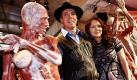 Der umstrittene Plastinator Gunther von Hagens (2.v.l) steht zusammen mit der Kuratorin Angelina Whalley (2.v.r.) am Freitag (18.09.2009) in Köln zwischen der Darstellung von Tango-Tänzern im Rahmen der Ausstwellung 'Körperwelten'. Die Ausstellung ist vom 19.09.2009 bis zum 31.01.2010 in Köln zu sehen. Foto: Oliver Berg dpa/lnw +++(c) dpa - Bildfunk+++ Foto: dpa