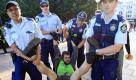 Hunderte Anhänger der «Occupy»-Bewegung haben am Samstag in Sydney gegen Banken und Großkonzerne protestiert. Zunächst versammelten sie sich vor dem Rathaus mit Plakaten wie «Geld kann man nicht essen» und «Stoppt Polizeigewalt». Die Polizei nahm Demonstranten fest. Foto: dapd