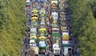 Trecker an Trecker reihte sich auf der Straße des 17. Juni in Berlin. Rund um die Traktoren aus dem Wendland scharten sich mehrere zehntausend Demostranten. Foto: ap