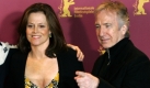 Die kanadische Schauspielerin Emily Hamsphire (l-r), der britische Regisseur Marc Evans, die US-amerikanische Schauspielerin Sigourney Weaver und der britsche Schauspieler Alan Rickman präsentieren sich am Donnerstag (09.02.2006) vor der PK zum Berlinale-Eröffnungsfim 'Snow Cake' den Fotografen. Mit der Weltpremiere des britisch-kanadischen Films werden am Abend die 56. Internationalen Filmfestspiele Berlin eröffnet. Foto:Miguel Villagran dpa/lbn +++(c) dpa - Bildfunk+++ Foto: dpa