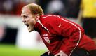 Stuttgarts Cheftrainer Matthias Sammer schreit ins Feld der Bielefelder SchücoArena (Archivfoto vom 03.10.2004). Der VfB Stuttgart hat Sammer beurlaubt. «Wir haben heute Morgen in beiderseitigem Einvernehmen beschlossen, künftig getrennte Wege zu gehen», sagte VfB-Präsident Erwin Staudt am Freitag (03.06.2005) der dpa. Ein Nachfolger für Sammer, der beim Fußball-Bundesligisten noch einen Vertrag bis 2007 hat, stehe noch nicht fest
 Foto: dpa