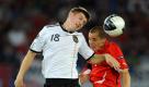 Toni Kroos: Anfangs trieb der Schweinsteiger-Ersatz das Spiel an. Sein Eckball führte zum 1:0. Doch im Spielaufbau leistete sich der Münchener wilde Querpässe - in Drucksituation ist er noch kein Organisator. Foto: dpa