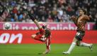 ... Thomas Müller. Der Nationalspieler ackerte viel - und zeigt hier sogar einen Seitfallzieher -, vergab jedoch zwei Großchancen. In der 68. Minute ... Foto: dpa