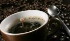 ARCHIV - Ein Tropfen Milch fällt spritzend in eine Tasse Kaffee (Archivfoto vom 20.02.2007). Das Bundeskartellamt hat wegen unerlaubter Preisabsprachen Geldbußen von knapp 160 Millionen Euro gegen drei Kaffeeröster verhängt. Das Bußgeld richtet sich gegen Tchibo (Hamburg), Melitta Kaffee (Bremen) und Alois Dallmayr (München) sowie sechs verantwortliche Mitarbeiter, wie das Kartellamt am Montag (21.12.2009) in Bonn mitteilte. Seit mindestens Anfang 2000 bis zu einer Durchsuchung der Unternehmen im Juli 2008 seien mehrfach Preiserhöhungen abgesprochen worden - zulasten der Endverbraucher. Dadurch kletterten die Preise wichtiger Produkte wie Filterkaffee, Espresso, Kaffeepads und Kaffeebohnen teilweise drastisch. Foto: Tobias Hase +++(c) dpa - Bildfunk+++
 Foto: dpa