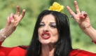Rocksängerin Nina Hagen spricht am 30.08.2008 bei einer Pressekonferenz am Fliegerhorst Büchel. Die Ikone der Punkbewegung hat sich mit 54 Jahren taufen lassen. Er habe die Künstlerin am Sonntag zusammen mit fünf Kindern getauft, sagte Pastor ter Horst der evangelisch-reformierten Kirche im niedersächsischen Schüttorf am Montag (17.08.2009). Er kenne Hagen bereits seit 2006. Sie habe nach mehreren Enttäuschungen bei der Glaubenssuche, etwa ihre Hinwendung zum Hinduismus, in seiner Gemeinde endlich eine «spirituelle Heimat» gefunden. Sie werde nun öfter nach Schüttorf kommen und wolle auch gemeinsam mit dem Gospelchor auftreten.
 Foto: dpa