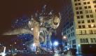 Godzilla attackiert New York: In dem Sci-Fi-Horror-Thriller aus dem Jahr 1998 nimmt sich Roland Emmerich das japanische Filmmonster zum Vorbild. Das wiederum ist eine Mischung aus Tyrannosaurus, Gorilla und Wal und entstand durch Atomtests der US-Amerikaner vor der Pazifikküste Japans. Foto: dpa