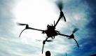 Informatiker Tobias Simon von der Technischen Universität Ilmenau steuert einen sogenannten Quadrocopter. Der Mini-Hubschrauber mit vier Rotoren soll unter anderem in Katastrophengebieten zur selbständigen Einrichtung eines Mobilfunknetzes oder zur Ortung von Opfern zum Einsatz kommen. Foto: ap