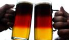 Zwei Gläser mit dem sogenannten Deutschlandbier, aufgenommen in Schwalenberg (Archivfoto vom 10.06.10). Viele deutsche Brauereien hoffen in diesen Wochen darauf, dass die Frauen-Fussballweltmeisterschaft den Bierkonsum in Deutschland ankurbelt. Der Bierkonsum in Deutschland ist seit mehr als drei Jahrzehnten rückläufig. Foto: dapd