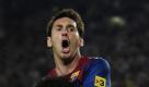 FC Barcelona's Lionel Messi from Argentina, top, celebrates with his teammate Cesc Fabregas (4) after scoring a goal against Real Madrid during their Super Cup final second leg soccer match at the Camp Nou Stadium in Barcelona, Spain, Wednesday, Aug. 17, 2011. (AP Photo/Manu Fernandez)

3:2 gegen Real: Barcelona holt spanischen Supercup
Vorspann:	
Text:	
Barcelona (dpa) - Champions League-Sieger FC Barcelona hat dank der Geniestreiche von Weltfußballer Lionel Messi den spanischen Supercup gewonnen.

Die Katalanen setzten sich im Final-Rückspiel mit 3:2 (2:1) gegen den Erzrivalen Real Madrid durch und brachten vor 99 000 Zuschauern im Camp Nou-Stadion den ersten Titel der Saison unter Dach und Fach. In der Schlussphase eskalierte das immer hektischer werdende Prestigeduell. Nach Tumulten sah Real-Spieler Marcelo für sein grobes Foul an den eingewechselten Cesc Fabregas die Rote Karte (90.). Auch Mesut Özil und Barcas David Villa erhielten Rot, obwohl beide schon ausgewechselt waren. 

Andres Iniesta (15.) und der überragende Messi (44./88.) erzielten im zweiten «Clasico» der noch jungen Spielzeit die Tore für das Team von Josep Guardiola, Cristiano Ronaldo (20.) und Karim Benzema (82.) trafen für den Rekordmeister mit den deutschen Nationalspielern Mesut Özil und Sami Khedira.

Drei Tage nach dem 2:2 im Hinspiel vor heimischem Publikum legten die «Königlichen» ein atemberaubendes Tempo vor, doch das erste Tor gelang Barca. Nach genialer Vorarbeit von Messi hatte Iniesta freie Bahn. Die von Özil dirigierte Elf von Jose Mourinho zeigte sich indes unbeeindruckt und schlug durch Ronaldo fast postwendend zurück. Den Schlusspunkt einer furiosen ersten Hälfte setzte Messi mit dem 2:1 nach Doppelpass mit Gerard Pique. Nach der Pause bestimmten vor allem Hektik und Härte das Spiel, in dem Real dank Benzema noch einmal gleichzog. Doch das letzte Wort hatte Messi.
Ressort:	Sport Foto: dapd