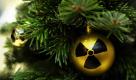 Eine Weihnachtsbaumkugel mit dem Symbol für Radioaktivität hängt in Karlsruhe zur Weihnachtsbaumausstellung Oh Tannenbaum! der Hochschule für Gestaltung in dem Werk Radioaktiv Baum von Hedi Haase. Foto: ddp