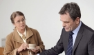 Frau Böhm (Senta Berger,) erkundigt sich bei Wirtschaftsprüfer Jung (Ralf Dittrich). Foto: WDR/Willi Weber/Zeitsprung