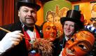 Bärbel Noel und Markus Stegmann von der Narrenzunft Schwenningen entfernen in Villingen-Schwenningen den Staub von den Schemen (Fastnachtsmasken) des Hölzlekönigs (rechts) und des Hansels (links). Die Abstauber tragen Frack und Fliege. Mit der traditionellen Handlung am Dreikönigstag beginnt in Baden-Württemberg die Fastnacht. Foto: dpa