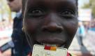 Die Kenianerin Cherop Sharon setzte sich souverän durch und steigerte ihre persönliche Bestzeit auf 2:28:38. Der Kenianer Wilfred Kigen gewann bei den Männern die Jubiläumsauflage des Hamburg-Marathons. Foto: dpa
