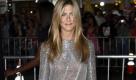 Täglich zwei Stunden Sport und das, wenns sein muss, auch morgens um 3 Uhr. Zudem hält Jennifer Aniston eisern Diät. Gedünstetes Gemüse undFisch stehen bei der Schauspielerin auf dem Speiseplan. Allerdings ist bei 1300 Kalorien pro Tag Schluss. Dafür kann sie dann aber auch solche Glitzerkleidchen tragen. Foto: ap