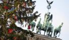 Geschenkpäckchen und Weihnachtsschmuck zieren am Mittwoch (02.12.2009) den Weihnachtsbaum vor der Quadriga auf dem Brandenburger Tor am Pariser Platz in Berlin. Der Christbaum kommt auch in diesem Jahr aus Norwegen. Seit mittlerweile 20 Jahren stiftet die norwegische Gemeinde Frogn regelmäßig den Baum vor dem Brandenburger Tor. Foto: Robert Schlesinger dpa/lbn +++(c) dpa - Bildfunk+++ Foto: dpa