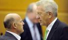 Kretschmann
Der baden-württembergische Verkehrsminister Winfried Hermann (l, Bündnis 90/Die Grünen) unterhält sich am Mittwoch (29.06.2011) im Landtag in Stuttgart vor einer Plenarsitzung mit dem baden-württembergischen Ministerpräsidenten Winfried Kretschmann (r, Bündnis 90/Die Grünen). Auf der Tagesordnung stehen auch Aussprachen um die Förderpflicht des Landes für das umstrittene Bahnvorhaben Stuttgart 21 sowie die Kosten eines möglichen Baustopps für das Milliarden-Vorhaben. Winfried Hermann ist durch widersprüchliche Äußerungen zum Thema Stuttgart 21 in den vergangenen Tagen in die Kritik der Opposition geraten. Foto: Franziska Kraufmann dpa/lsw (zu lsw Thema des Tages vom 29.06.2011) +++(c) dpa - Bildfunk+++ 
 Foto: dpa