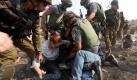 Beit Omar im Westjordanland: Israelische Soldaten tragen eine Demonstrantin fort. Foto: dpa