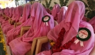 Vor einer Massenhochzeit warten muslimische Frauen auf den Beginn der Feierlichkeiten. Bei dieser Veranstaltung wurden 81 Paare getraut. Foto: ap