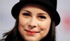 Auf der Website von Lena Meyer-Landrut wird in diesen Tagen diskutiert. Bitte helft Lena! Kauft Karten zu ihrer Deutschland Tour 2011!!, schreibt eine Anhängerin. Ich finde die Ticketpreise zu hoch und die Tour ist viel zu spät, meint ein anderer im Gästebuch. Nach so einem steilen Aufstieg wie bei der Gewinnerin des Eurovision Song Contest Lena müsse es flacher werden, alle großen Künstler hätten das erlebt, so ein Fan: Lenas Stern wird weiter hell strahlen. Foto: ddp
