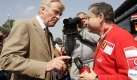 Mitverantwortlich für den Ärger war der bisweilen exzentrische damalige Fia-Chef Max Mosley (links). Seine Rücktrittsankündigung bewirkte erst die Einigung. Nachfolger wurde jüngst der Mosley nahestehende Franzose Jean Todt, hier mit dem Engländer Mosley im Gespräch.  Foto: dpa