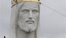 In Polen wird der Kopf einer riesigen Jesus-Statue montiert. Mit ihrer Fertigstellung stellt sie die größte Jesus-Figur der Welt dar. Foto: ap