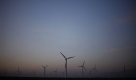 Windrad in der westchinesischen Provinz Xinjiang. China könnte einer US-Studie zufolge seine Schadstoffemissionen mit Hilfe der Windkraft um bis zu 30 Prozent reduzieren. Foto: ap