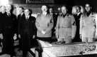 ARCHIV - Adolf Hitler (M) steht zwischen (l-r) Arthur Neville Chamberlain (Großbritannien), Edourad Daladier (Frankreich), Benito Mussolini (Italien) und Graf Galeazzo Ciano (Italien) in München (Archivfoto vom 29.09.1938). Die Regierungschefs unterzeichneten ein Abkommen über die Abtretung des sudetendeutschen Gebiets an das Deutsche Reich. Vor 70 Jahren teilten die Regierungschef von Deutschland, Italien, Frankreich und Großbritannien die hilflose Tschechoslowakei auf. Das «Münchner Abkommen» war der vorweggenommene Startschuss zum Zweiten Weltkrieg. dpa (nur sw -- zu dpa 'Generalprobe für den Weltkrieg: 70 Jahre «Münchner Abkommen»' vom 23.09.2008) +++(c) dpa - Bildfunk+++ Foto: dpa