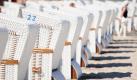 Strandkörbe stehen am Strand von Warnemünde für Sonnenbader bereit. Die letzte kalendarische Frühlingswoche lockt mit viel Sonne zahlreiche Touristen an die Strände in Mecklenburg-Vorpommern. Foto: ap