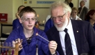 Ein Jahr zuvor, 2000, ging der Nobelpreis ebenfalls an einen Deutschen: Herbert Kroemer, der sich hier in einem Gymnasium seiner Geburtsstadt Weimar von einem Schüler ein chemisches Experiment vorführen lässt. Kroemer erhielt die Auszeichnung mit Zhores Alferow (Russland) und Jack Kilby (USA) für die Herstellung integrierter Schaltkreise und des Halbleiter-Lasers. Foto: dpa
